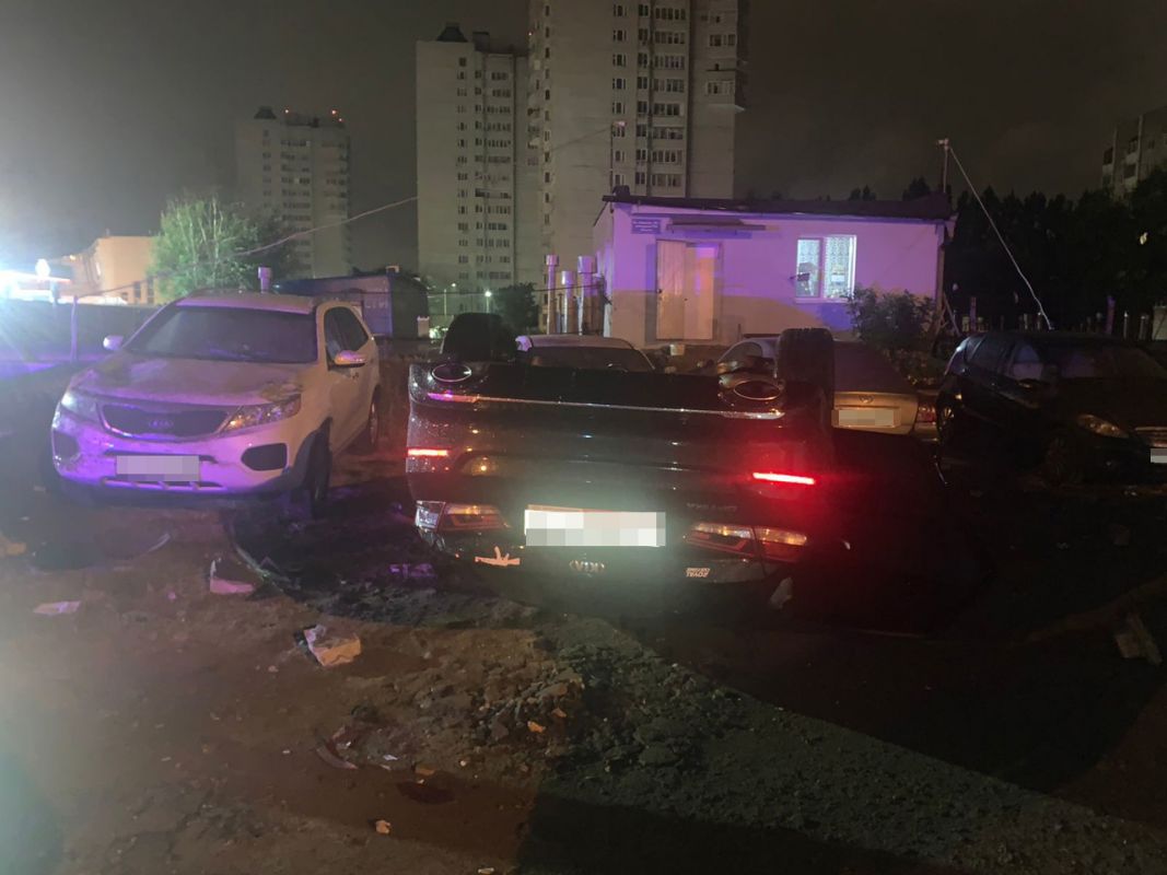 На парковке в воронеже киа опрокинулась на четыре авто. Смотреть фото На парковке в воронеже киа опрокинулась на четыре авто. Смотреть картинку На парковке в воронеже киа опрокинулась на четыре авто. Картинка про На парковке в воронеже киа опрокинулась на четыре авто. Фото На парковке в воронеже киа опрокинулась на четыре авто