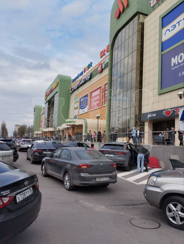 Воронежцы сообщили об эвакуации ТЦ «Максимир»